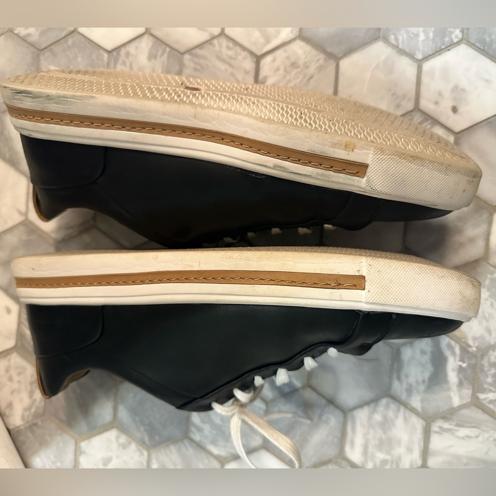 Gently used Clarks lace-up Un Maui women’s sneakers - black white and tan 7.5 - Picture 2 of 9